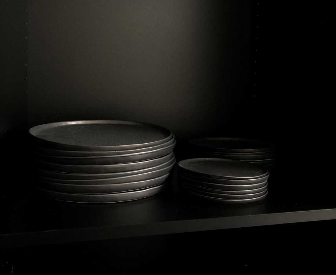 serax-pascale-naessens-black-plates-tablewear